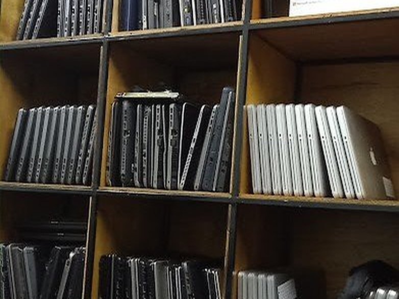Rak berisi laptop bekas di gudang