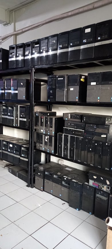 Rak bertingkat berisi CPU komputer bekas